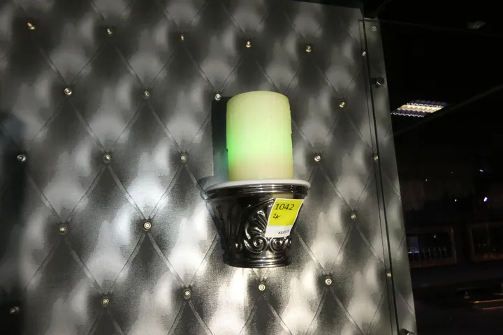LED-Kerze mit Wandhalter